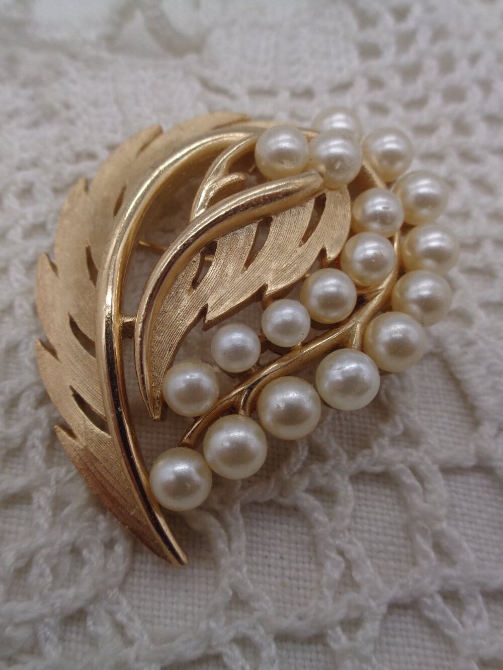 Vintage CROWN TRIFARI Faux Pearl & Gold Tone Feather BROOCH